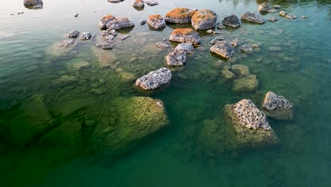 Aerial-view-of-underwater-boulders,-Lake-Huron,-Michigan