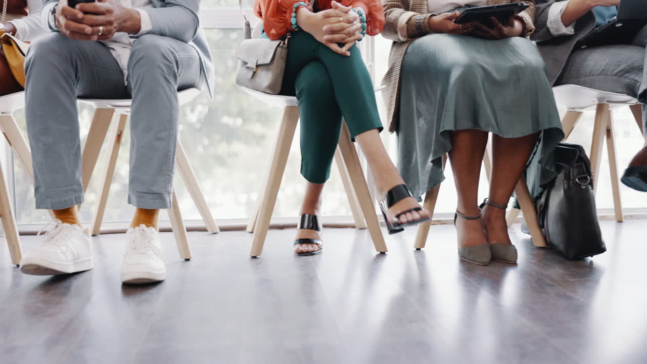 인터뷰, 고용 및 비즈니스 사람들의 다리