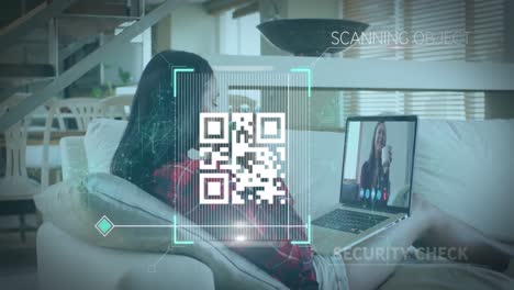 animación de verificación de seguridad de código qr sobre mujer usando computadora portátil en videollamada