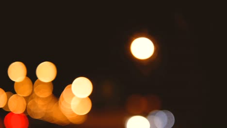 iluminación borrosa coche bokeh en el camino