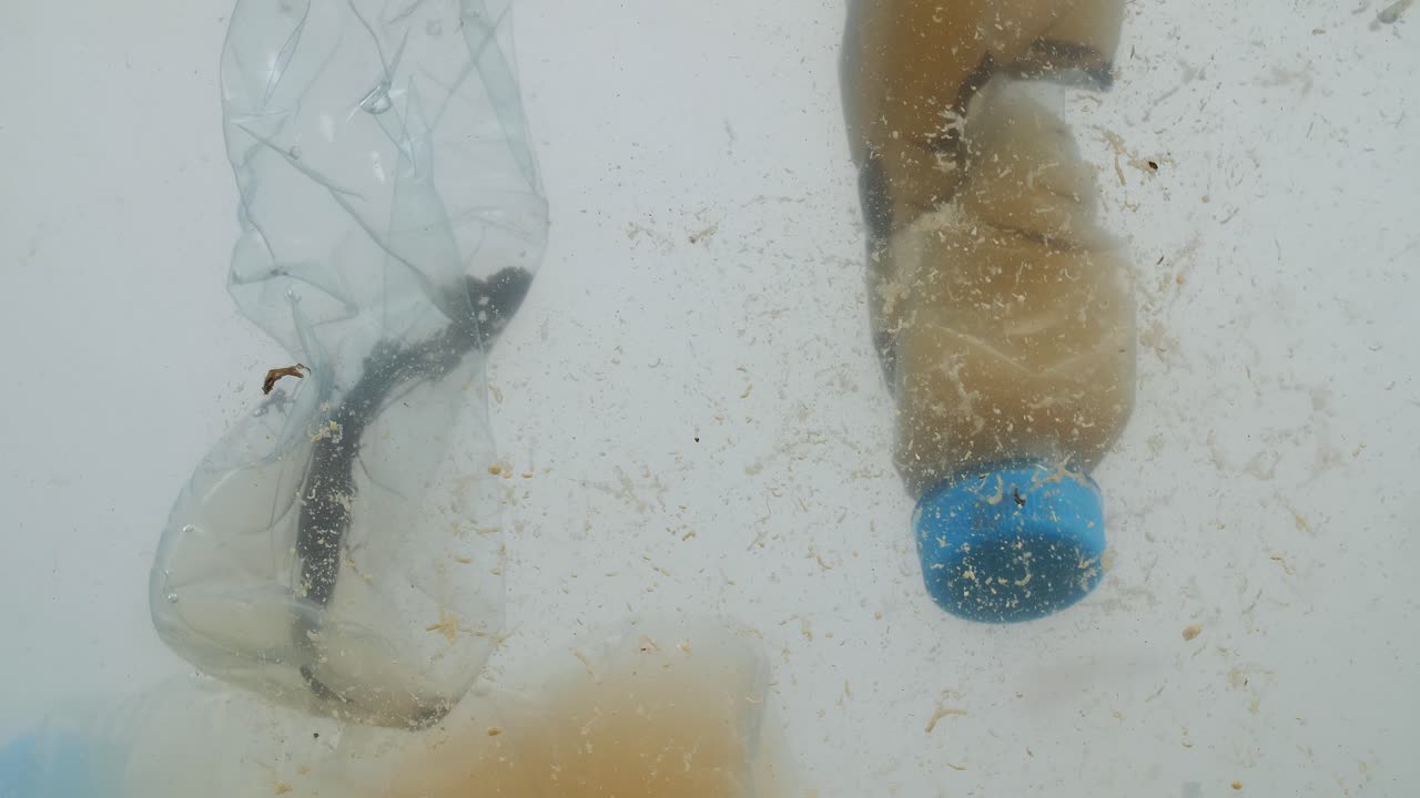 바다에서 플라스틱 오염 문제 개념의 수중 영상