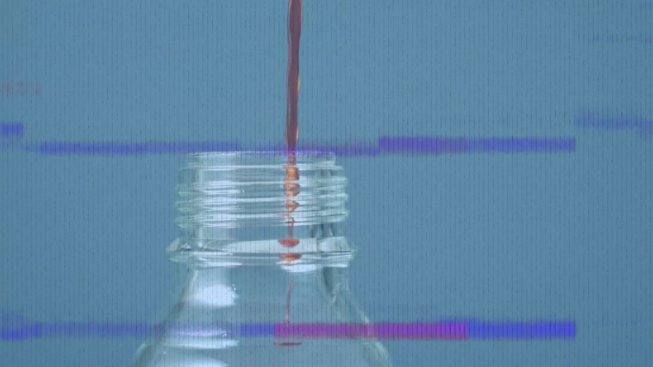 ⁇ 은 액체가 병에  ⁇ 는 것을 보여주는 화면의 애니메이션