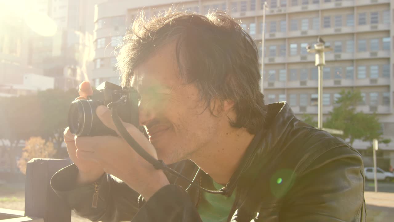 도시 거리에서 사진을 찍는 남성 사진작가 4k
