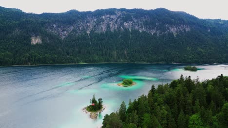 el pintoresco lago azul con montañas en el fondo, el lago eibsee en los alpes de baviera, alemania
