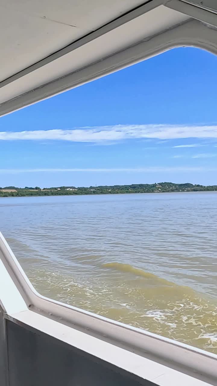vista panorámica del río desde un barco en movimiento