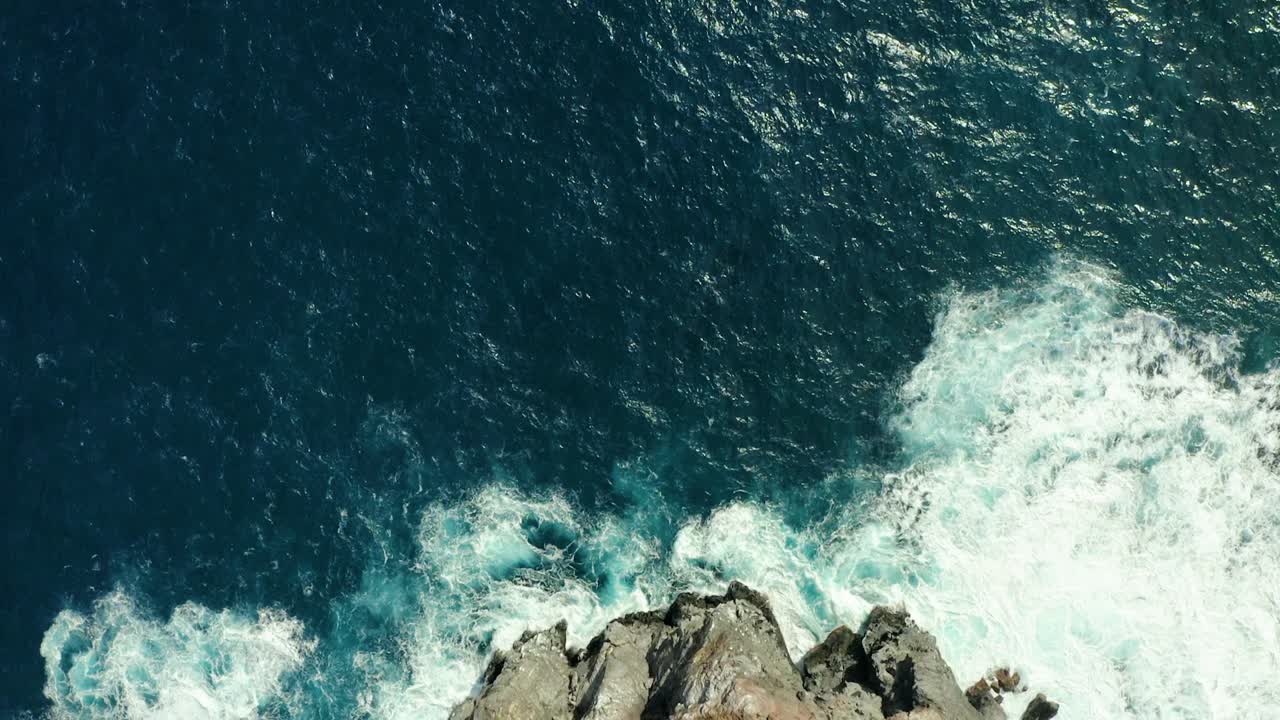 L'acqua dell'oceano si agita a El Boiler San Benedicto, Isole Revillagigedo, Messico, vista aerea dall'alto