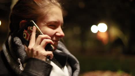 una mujer muy joven sonríe, responde la llamada telefónica