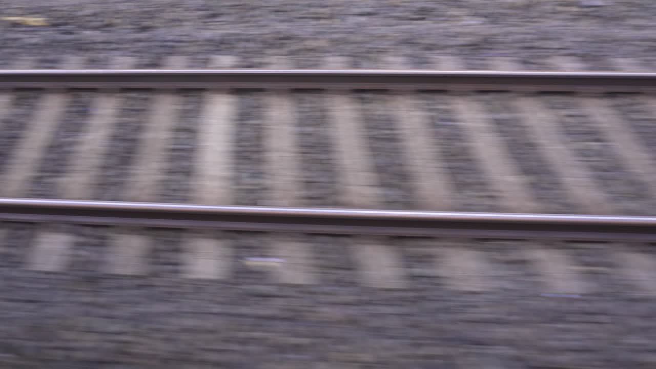 la línea al lado del tren en movimiento rápido