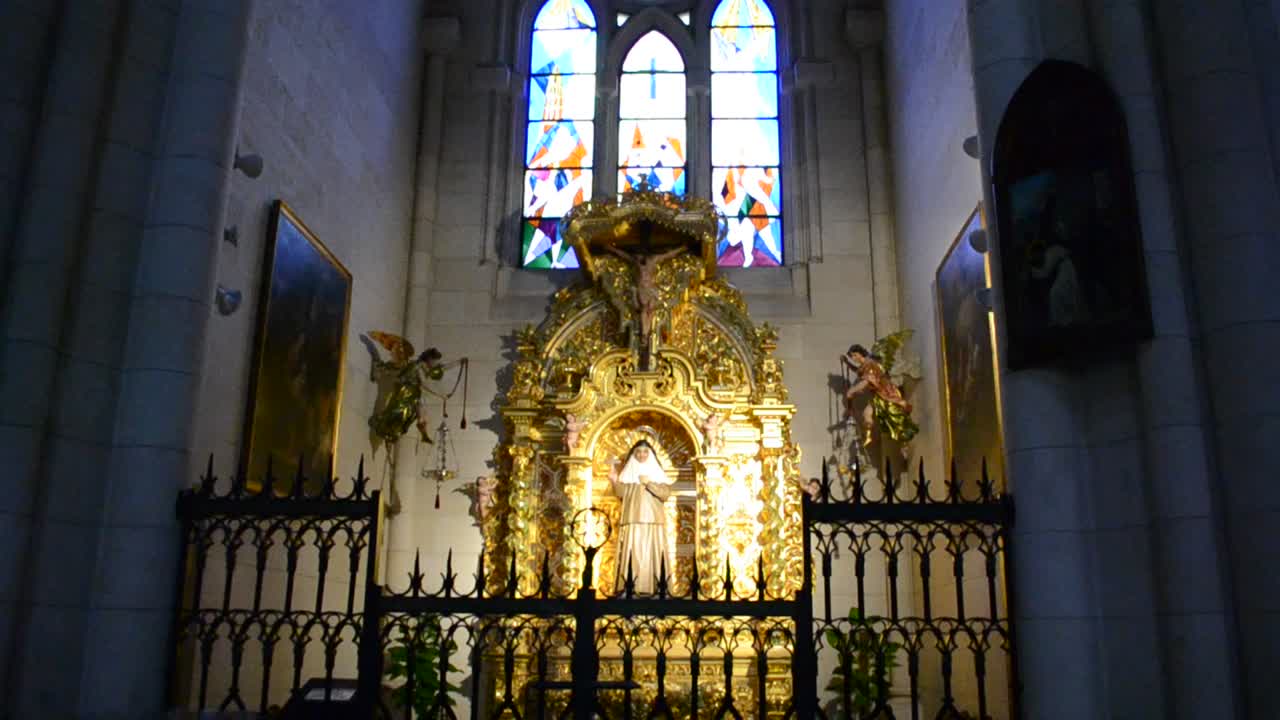Santa Maria la Real de La Almudena. Madrid, Spagna. Splendido interno neogotico di Santa Maria la Real de La Almudena - famosa cattedrale a Madrid, Spagna.