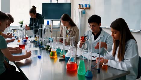 clase de química de la escuela secundaria en acción