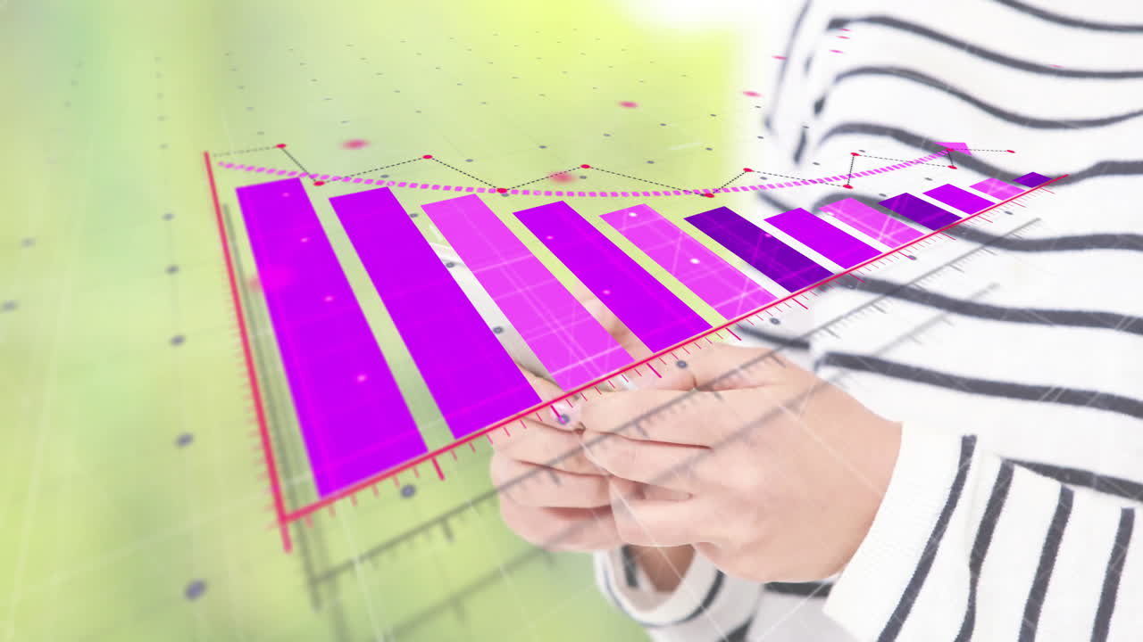 animación del procesamiento de datos financieros sobre una mujer caucásica que usa un teléfono inteligente