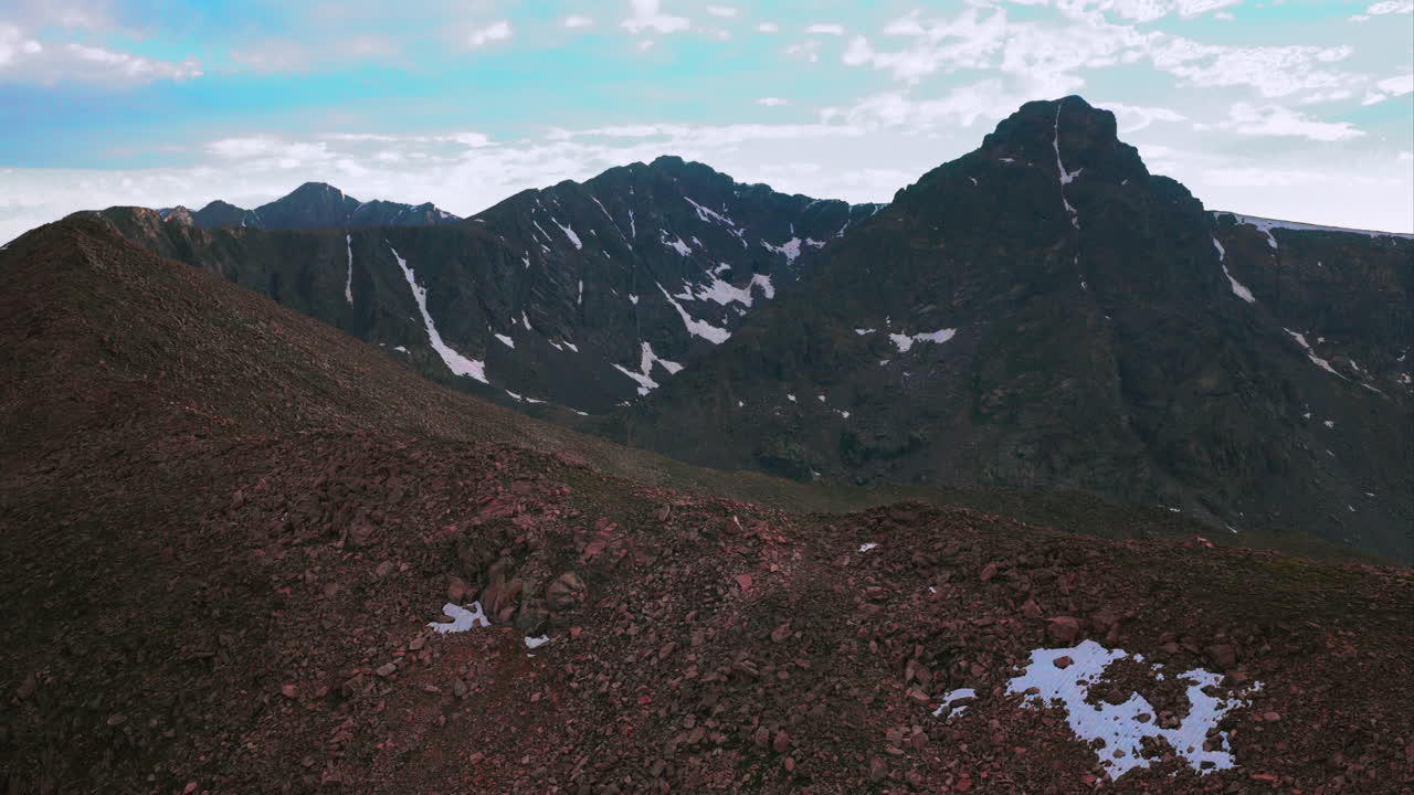 Halo Ridge Notch Mountain shelter landskabsudsigt over Mount of the Holy Cross 14er peak wilderness aerial drone Colorado sommer eftermiddag solnedgang skyer Rocky Mountains Sawatch Range circle right pan up
