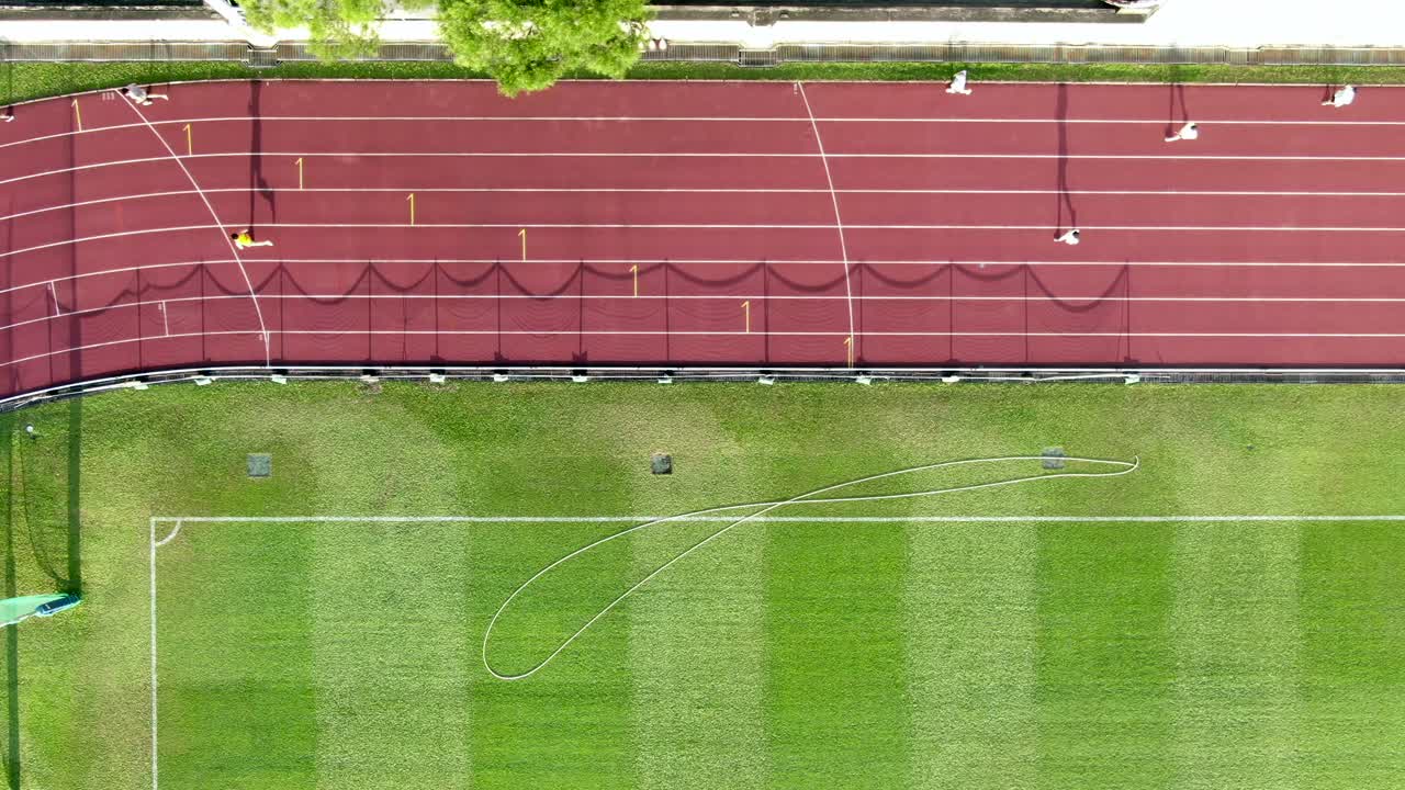 긴 녹말이 있는 경마장에서 이른 아침 조깅하는 사람들, 공중 전망