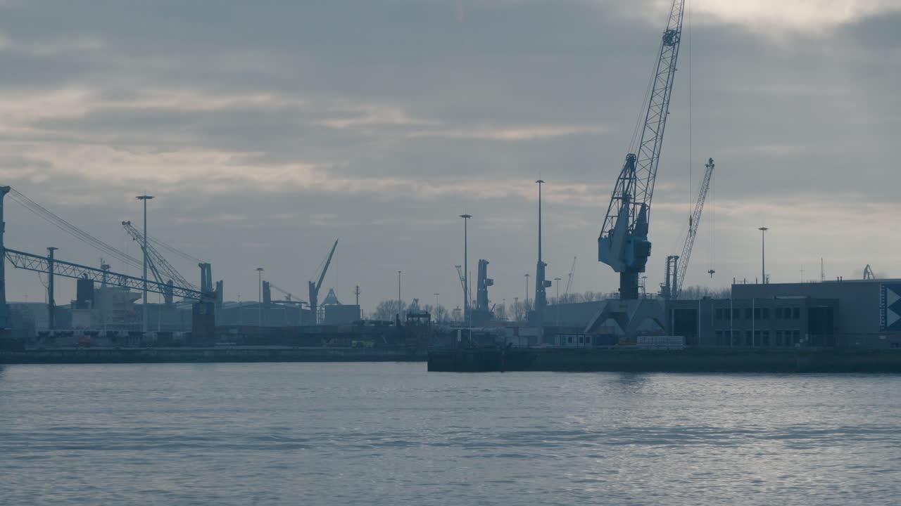 tiro de un barco que navega cerca del gran puerto de rotterdam en el mar azul, países bajos