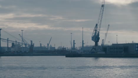 tiro de un barco que navega cerca del gran puerto de rotterdam en el mar azul, países bajos