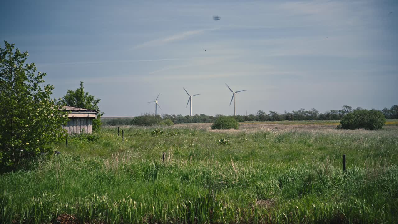 자연 보호 구역 뒤에서 친환경 에너지를 생산하는 풍력 발전소, 에너지 전환