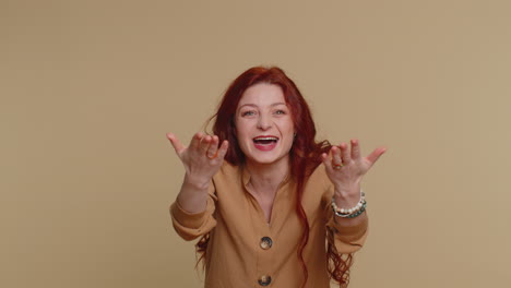 Redhead-woman-appear-from-below-waving-hi-with-her-palm,-greeting-with-hospitable-friendly-smile