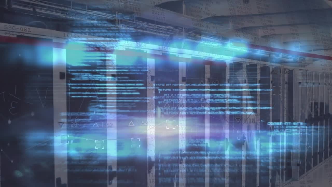 animación del lenguaje informático de bucle azul sobre el gráfico contra la sala del servidor