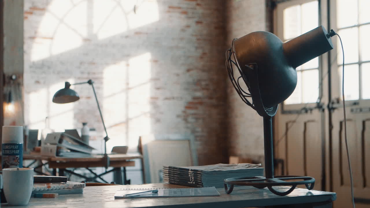 lámpara vieja de pie sobre un escritorio dentro de una antigua oficina rústica