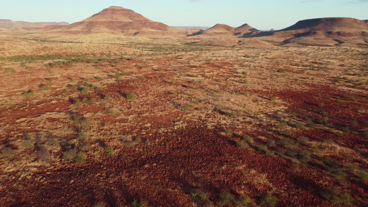 escénico paisaje aéreo del árido desierto de damaraland del norte de namibia