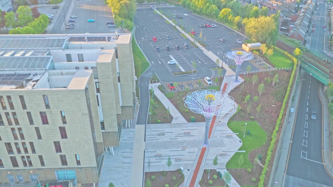 Centro Media Digitale e installazione di una tettoia a forma di rosa illuminata nel centro di Barnsley, South Yorkshire, Inghilterra, che mostra un design urbano contemporaneo e uno spazio pubblico rigenerato, ascesa drone con inclinazione verso il basso