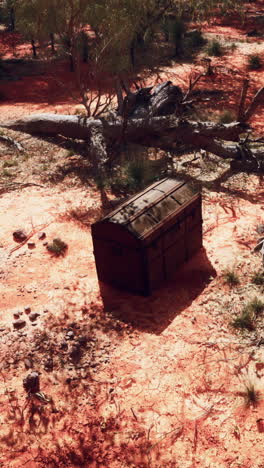 un viejo cofre de madera en el interior de australia