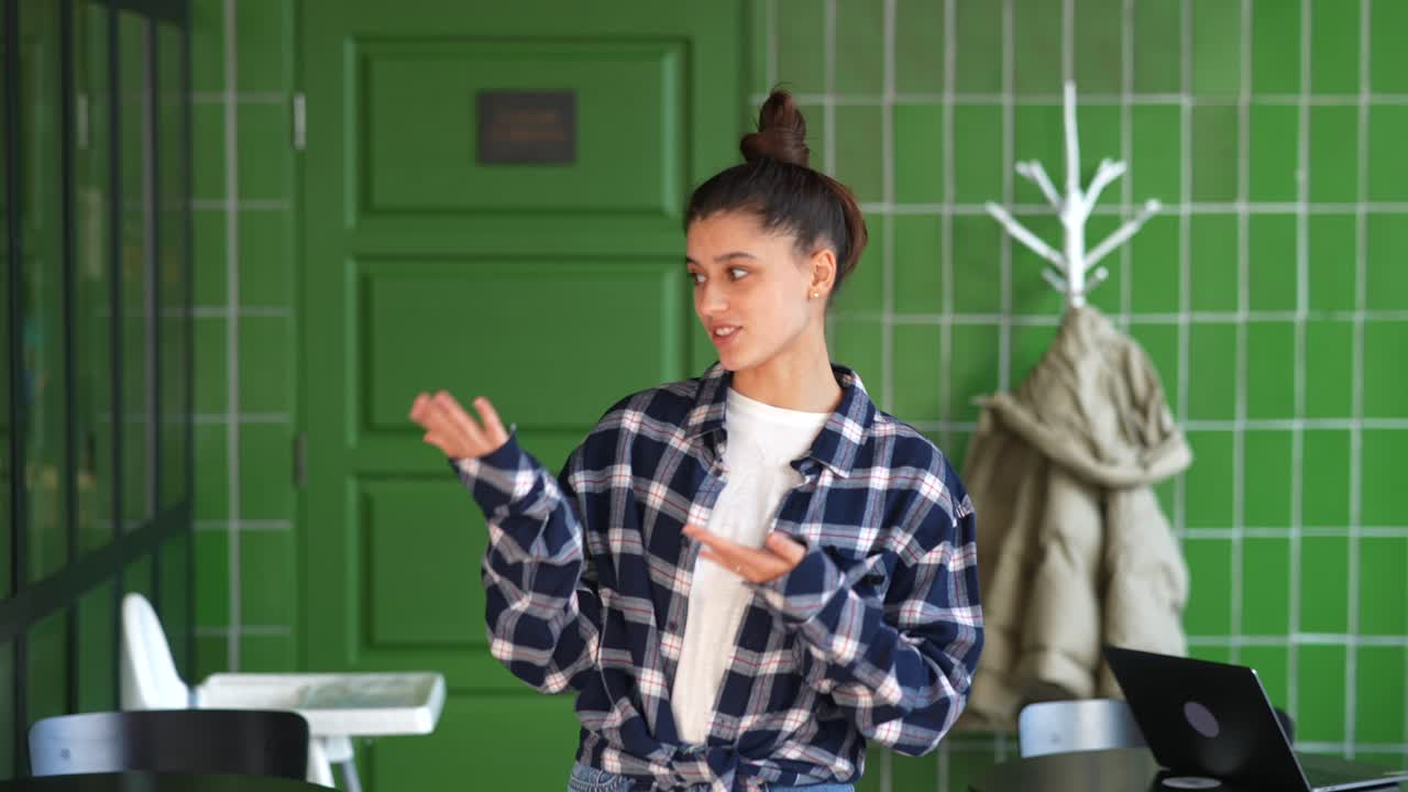 Una mujer en un café.