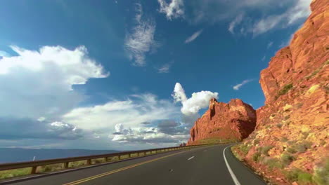 Conduciendo-A-Través-Del-Pintoresco-Desfiladero-En-El-Paso-Del-Antílope-En-Arizona-Cerca-De-La-Curva-De-La-Herradura---Vista-Fuera-De-Este-Mundo