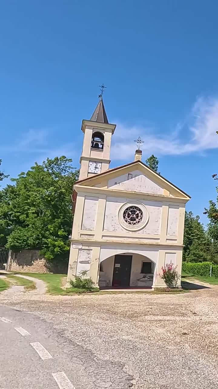 vista panorámica de la iglesia en medio de viñedos exuberantes