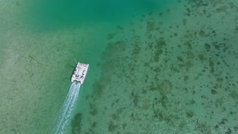 Luftdrohnenansicht-Eines-Katamarans,-Der-Auf-Dem-Tropischen-Türkisfarbenen-Ozean-Segelt