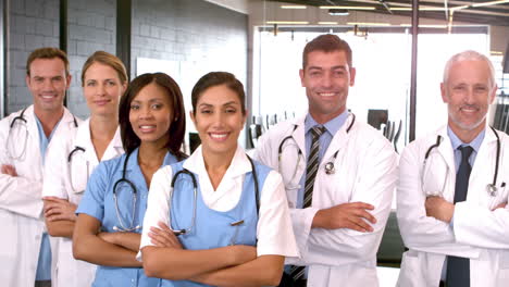 Equipo-Médico-Sonriente-Con-Los-Brazos-Cruzados