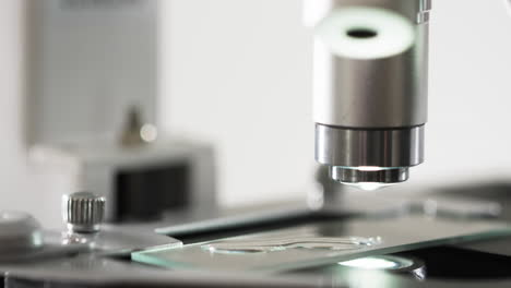 vídeo de primer plano del microscopio de laboratorio con espacio de copia en fondo blanco