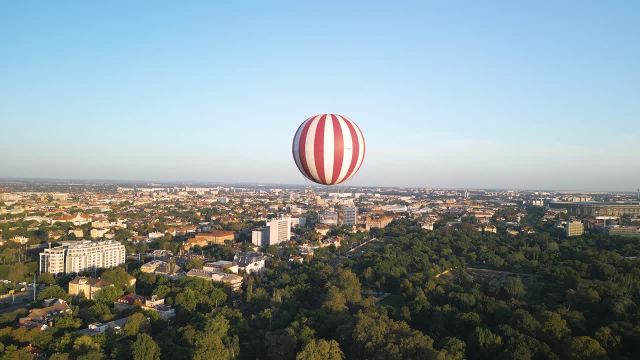 Vista de drone de um grande balão vermelho e branco - Atração Turística BalloonFly em Budapeste, Hungria
