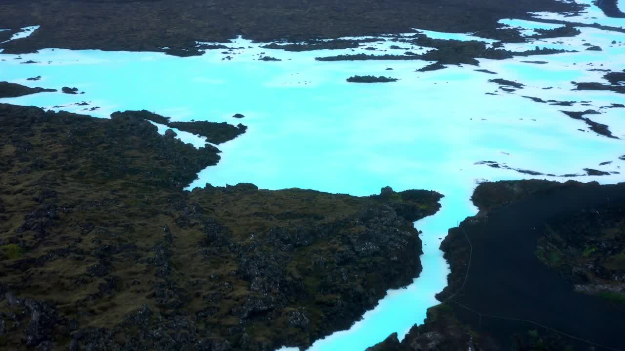 asombrosa vista aérea de la laguna azul, aguas termales geotérmicas en islandia