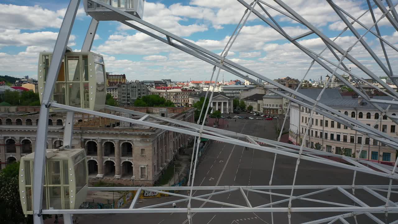 역사적인 건물 들 이 있는 도시 를 내려다보는 페리스