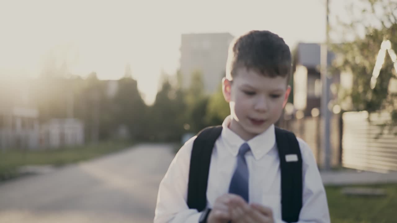 cucking retrato de un escolar con una mochila detrás de su espalda