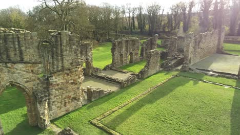basingwerk abadía hito medieval ruinas galesas abandonadas vista aérea lento izquierda para cerrar