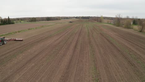 Arado-Y-Fertilización-De-Un-Campo-Agrícola-Durante-La-Temporada-De-Siembra