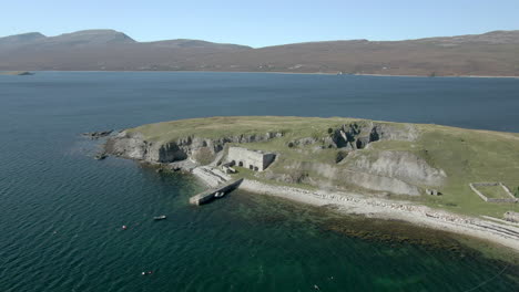 una vista aérea de los hornos de cal abandonados de ard neakie en un día soleado de verano