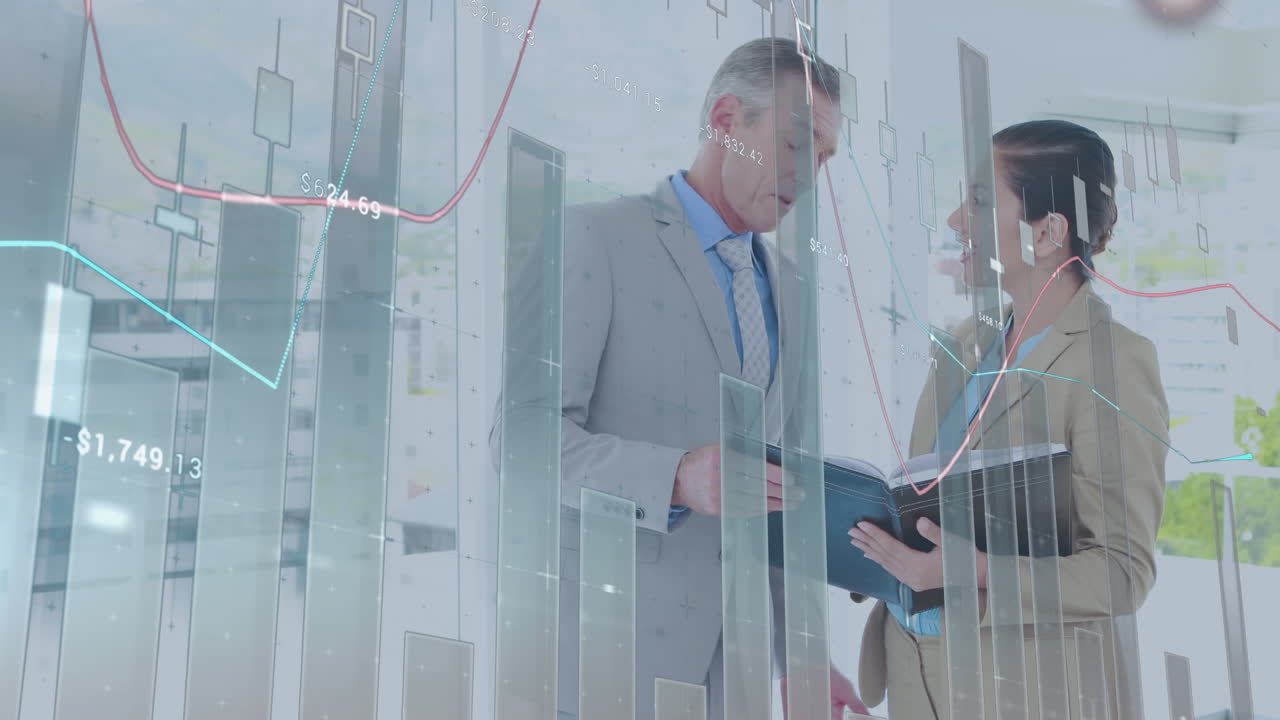 animación del procesamiento de datos financieros sobre hombres de negocios caucásicos hablando