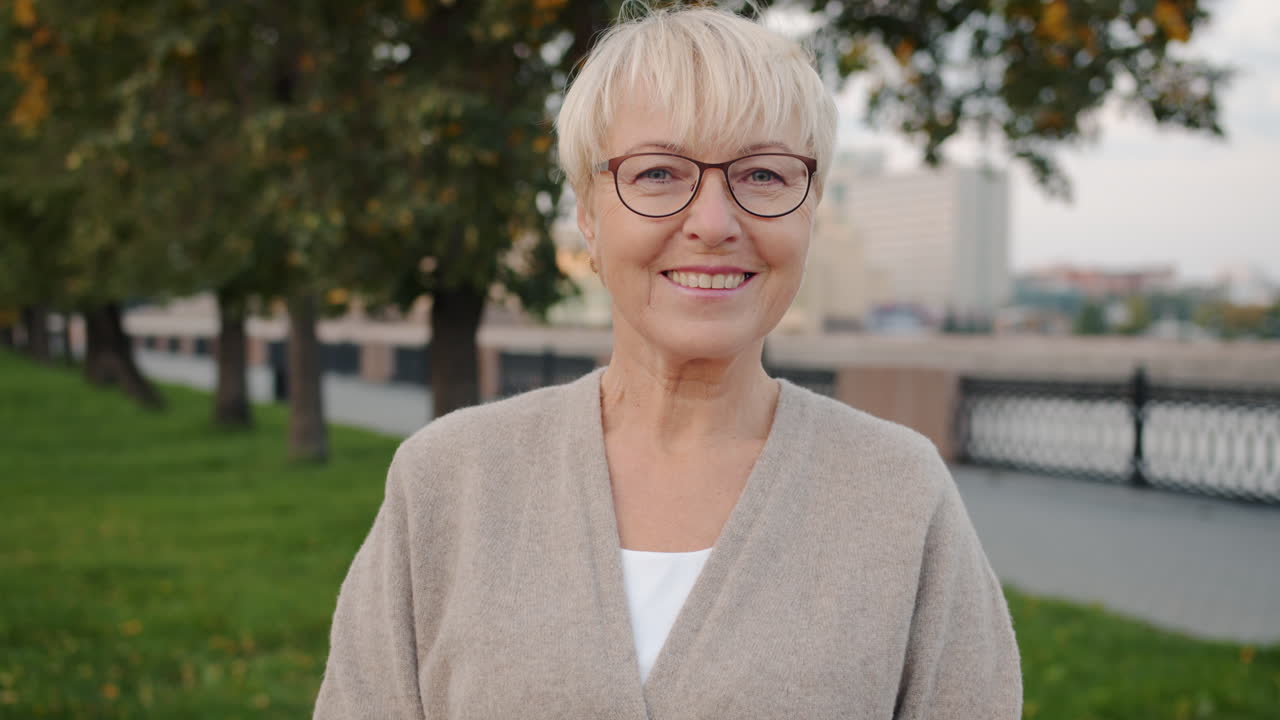 улыбающаяся старшая женщина в парке