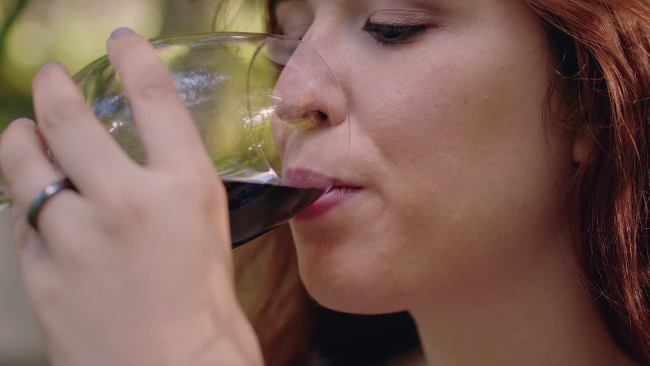 소녀는 피크닉 공원에서 와인 한 잔을 맛보고 매우 가까운  ⁇