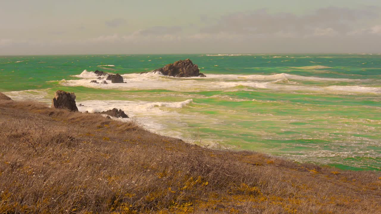 Onde impetuose della penisola di Quiberon nella Bretagna meridionale, Morbihan, Francia. Inquadratura ampia.