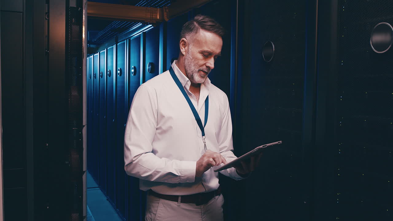 un hombre maduro usando una tableta digital mientras trabaja