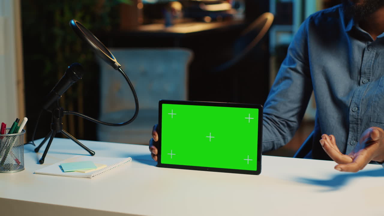 las reseñas de los influencers de la tableta de maqueta de primer plano