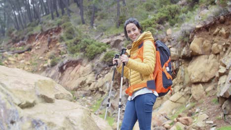 mujer joven en buen estado de salud al aire libre con mochila