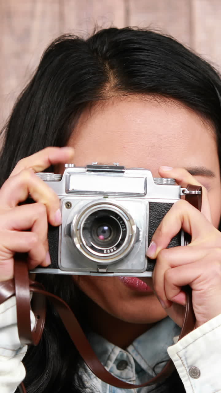 Hipster asiatico che scatta una foto