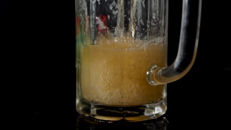 vertiendo cerveza en un vaso