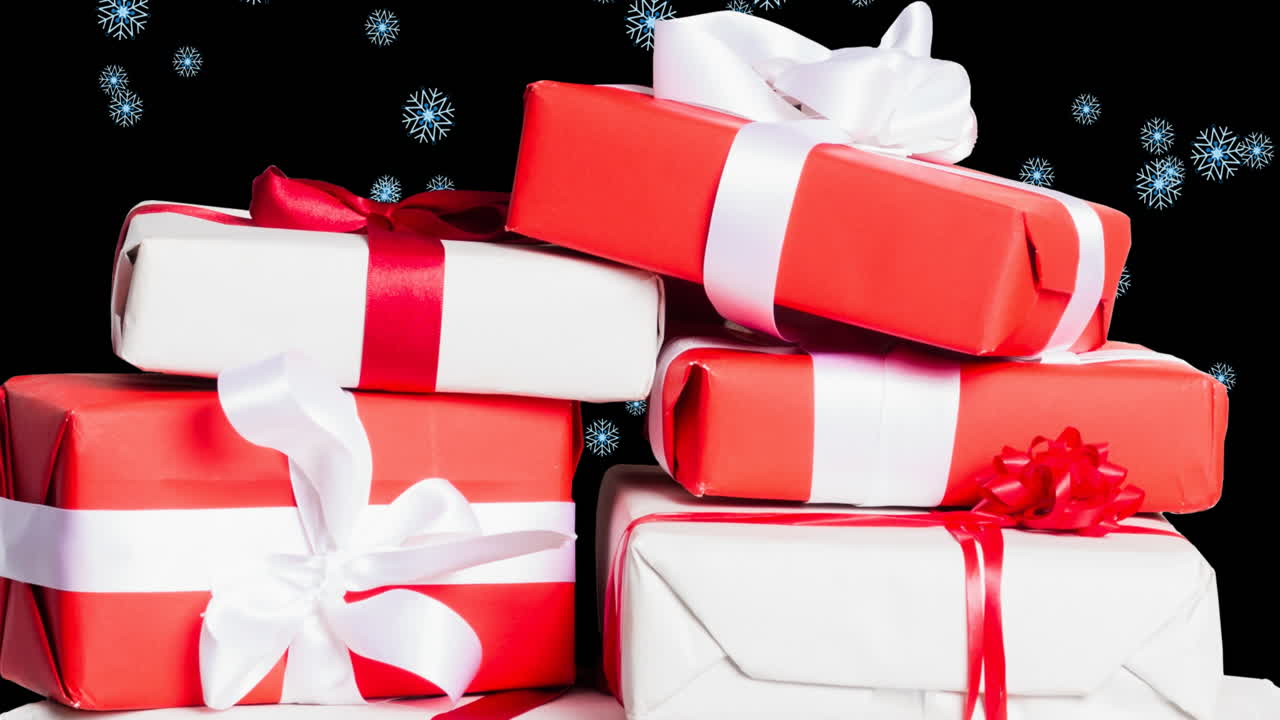 animación de nieve cayendo sobre los regalos de navidad sobre fondo negro