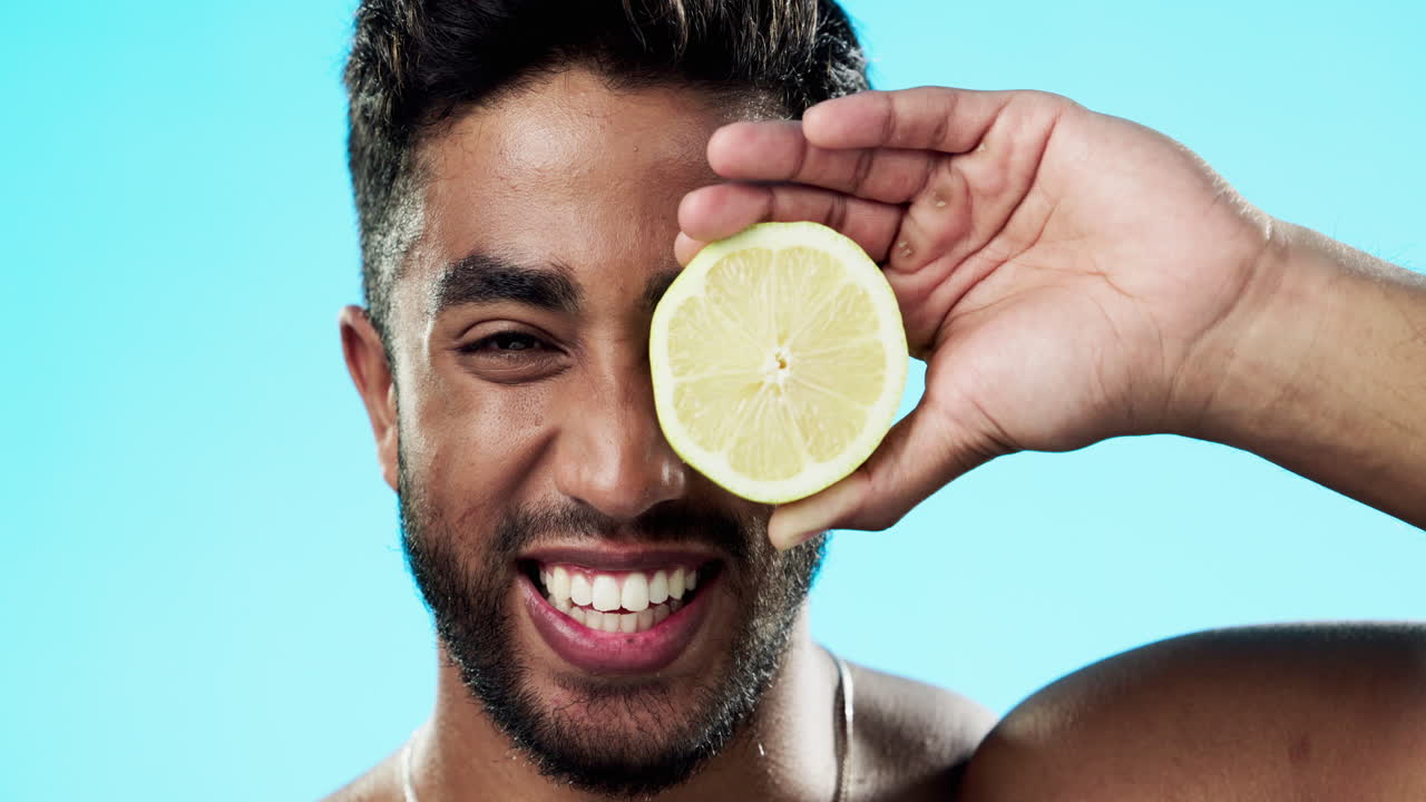 cuidado de la piel, limón y cara de hombre en el estudio